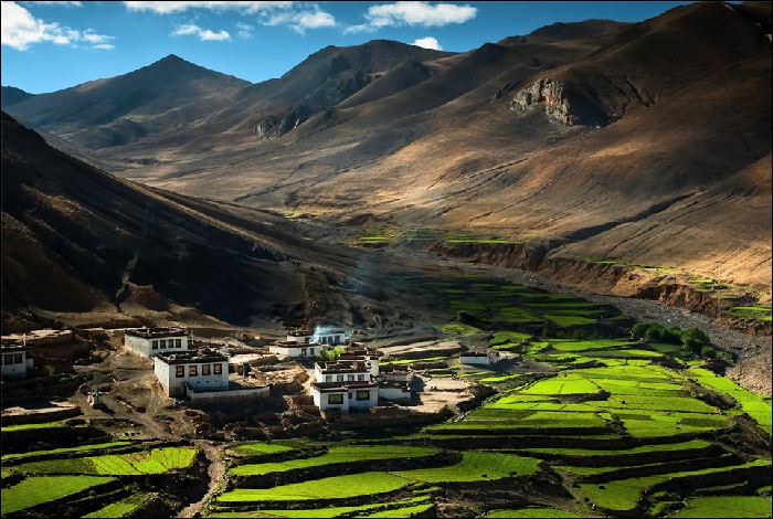 Один из многочисленных городков, созданных для поддержания жизнедеятельности монастырей, затерянных в Гималаях.