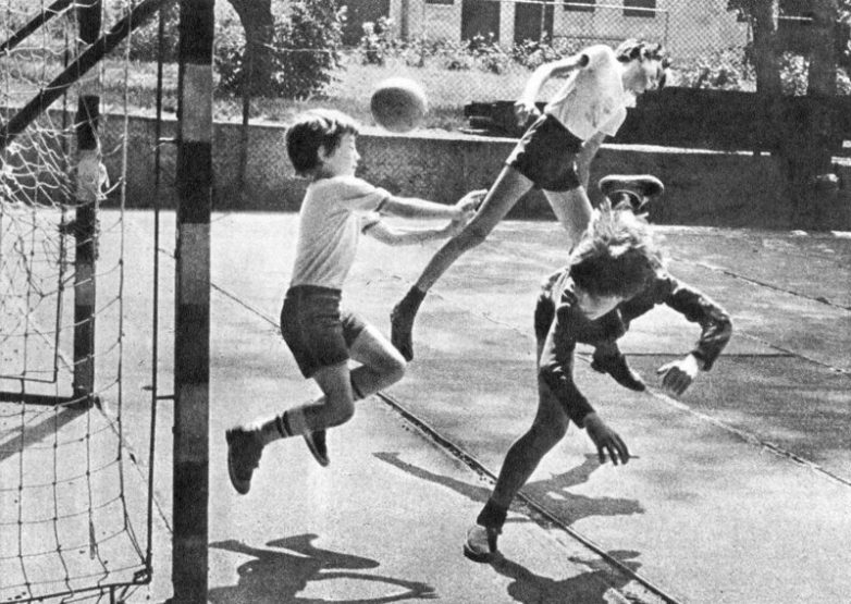 Детство без гаджетов: дворовые игры советских детей Детство без гаджетов: дворовые игры советских детей