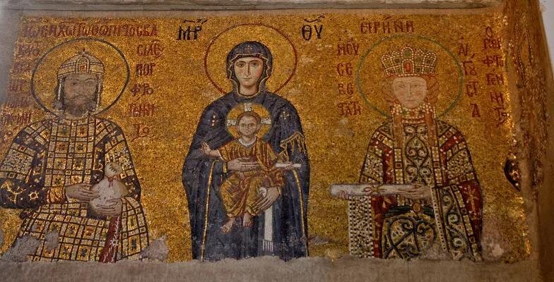 Это фрески Айа Софии в Стамбуле, 11 век. Разве Иисус похож здесь на сына плотника. Нет он наследник императорской семьи, а его мать Мария - Царица.
