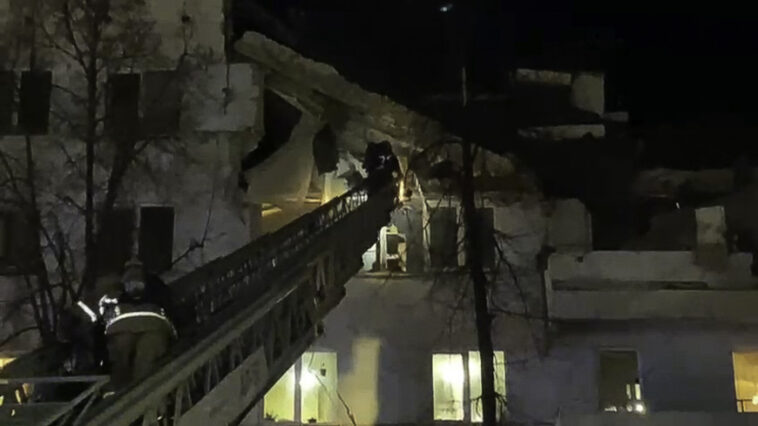 Взрыв в Набережных Челнах: четыре человека спасены из-под завалов