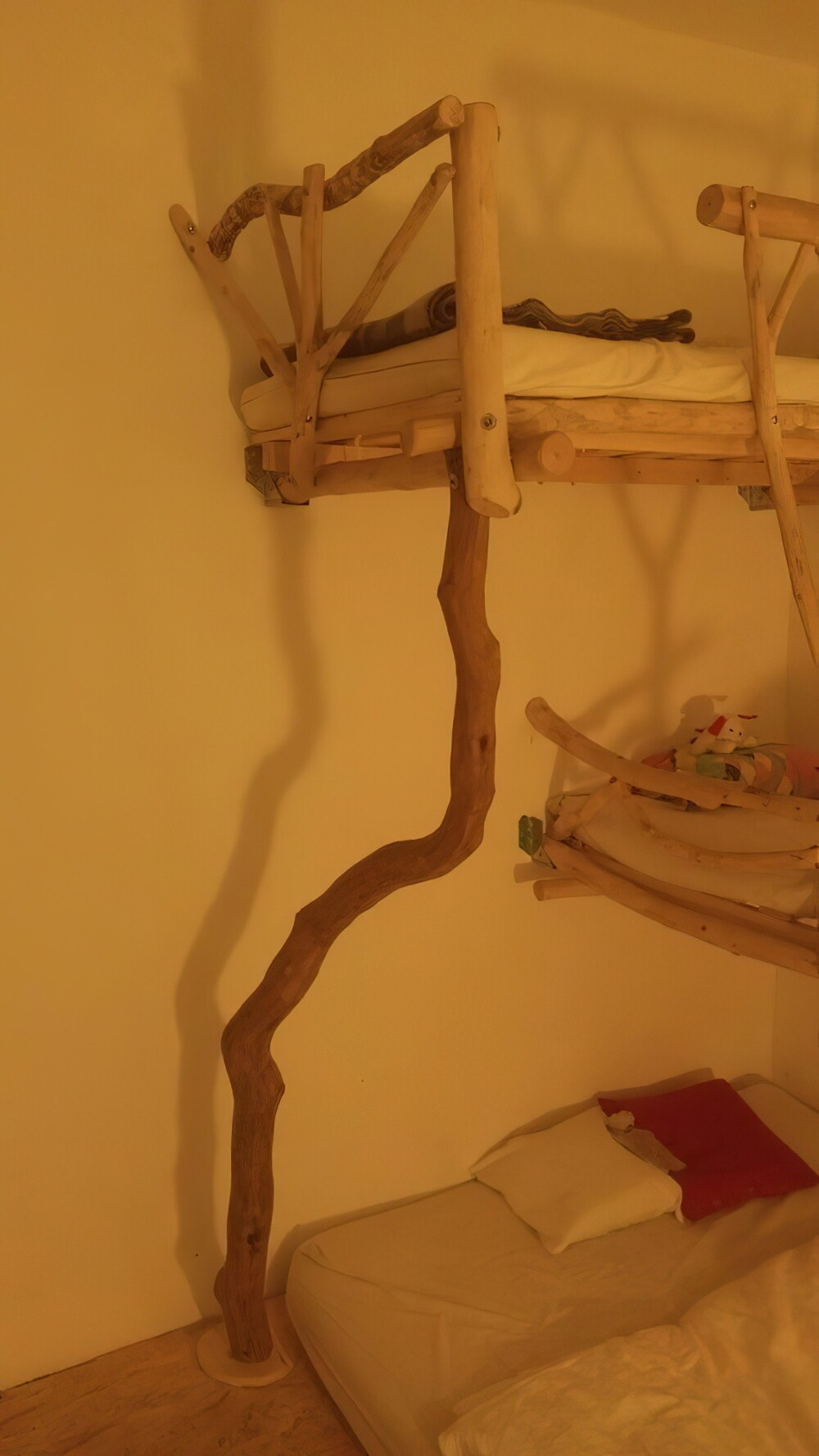 Оригинальная детская кровать из дерева