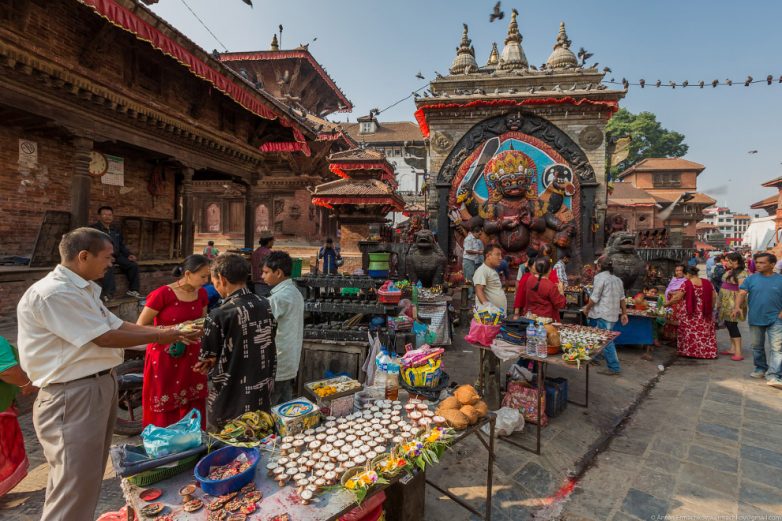 Неизвестные Гималаи в объективе путешественника площадь, площади, торговцы, можно, Катманду, здесь, паломники, Дурбар, избежать, утром, ранним, заполняют, храмов, времена, самом, средневековые, воплощении, сидят, ужасающем, несколько