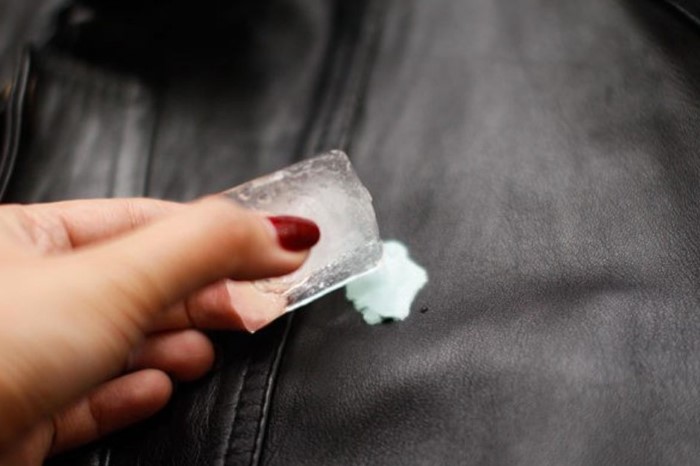 Подержите лед возле жвачки, а затем аккуратно подденьте резинку ножом / Фото: syl.ru
