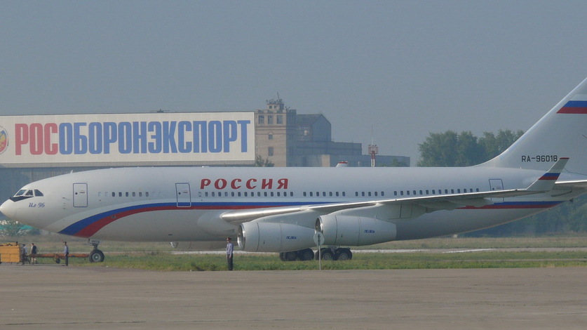 Самолет правительства РФ около часа кружил над Уфой, сделав четыре петли