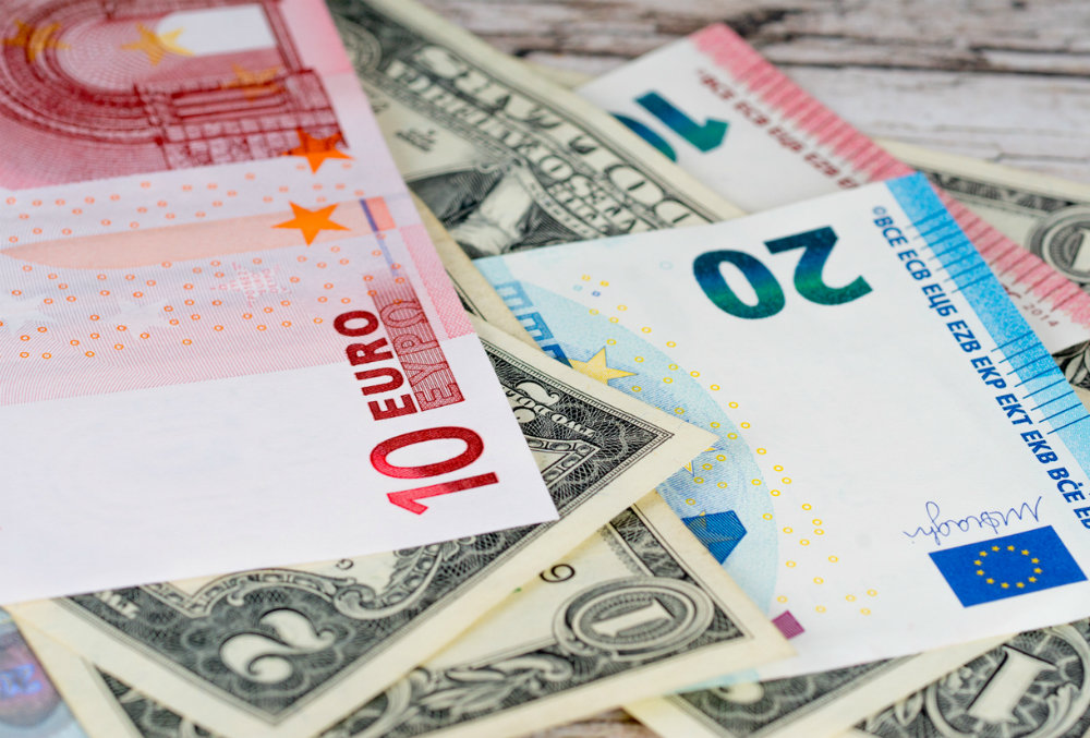 Курс доллара снизился ниже 78 рублей, евро - ниже 85 рублей