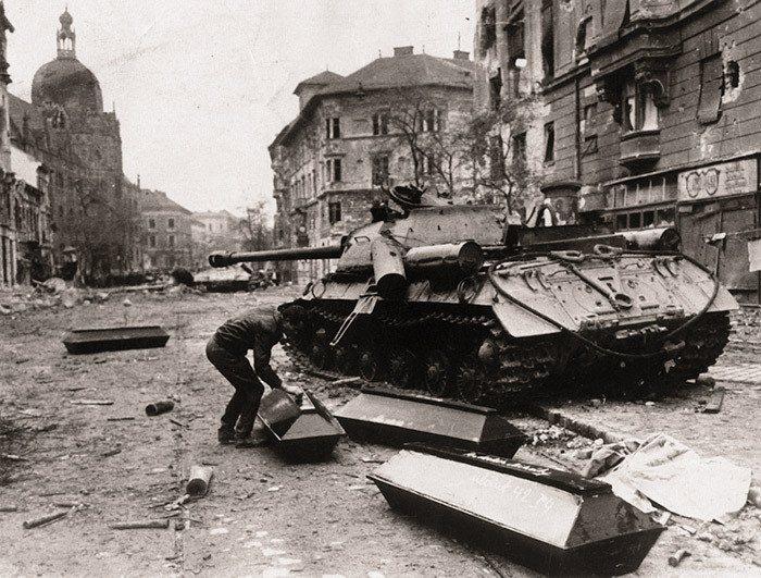 Два танка ИС-3, подбитые в районе кинотеатра «Корвин». На заднем плане – ИС-3 с сорванной башней, 30 октября 1956 года СССР, война, история, факты