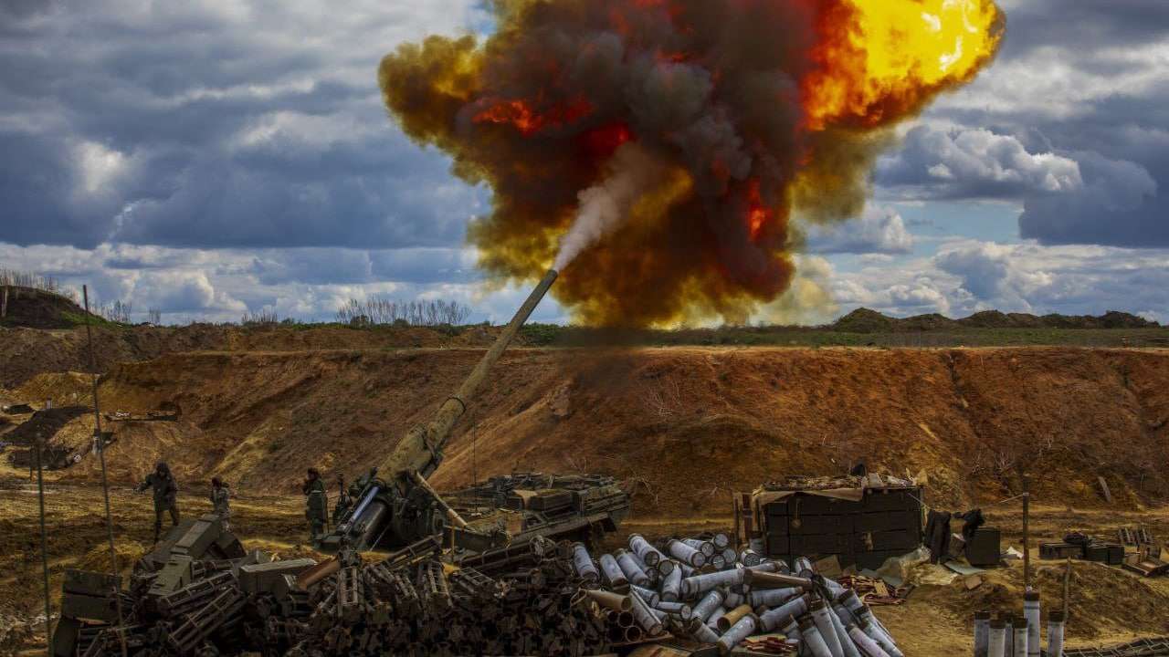 Российские САУ «Малка» уничтожили позиции украинских боевиков в лесном массиве
