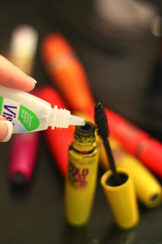 #6. How to make mascara last 3 times longer! 32 Makeup Tips That Nobody Told You About