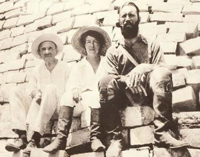 Митчелл-Хеджес (справа), его дочь и помощник на раскопках в Юкатане