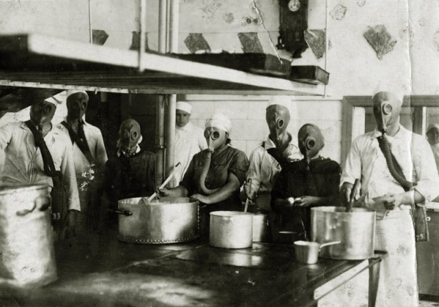 Учения на кухне санатория НКВД, г. Евпатория 1930-е гг. Вопрос, зачем готовить в условиях химатаки и кто это будет есть? история, люди, мир, фото