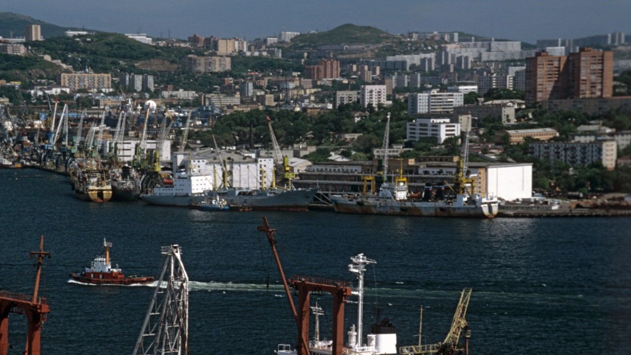 Праздничный парад в честь Дня ВМФ начался во Владивостоке Армия,Общество