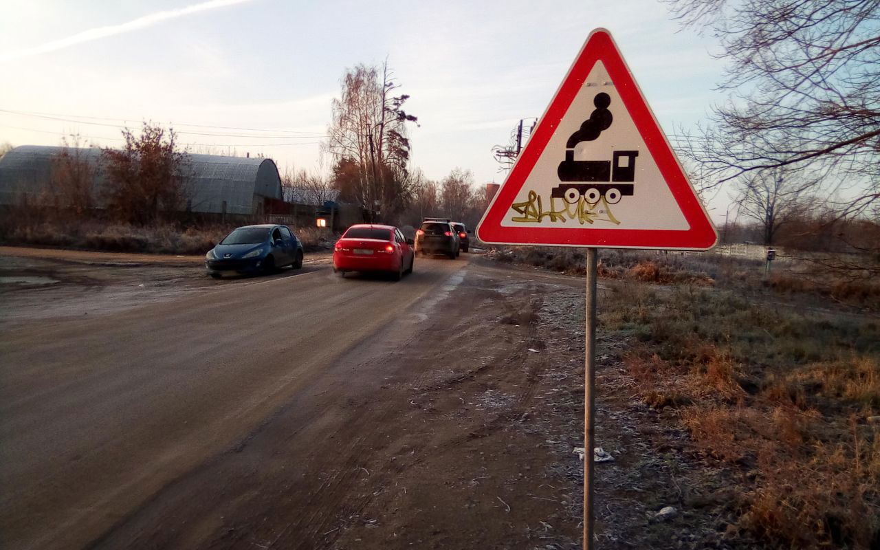 РЖД отрежет от цивилизации поселок в Подмосковье, закрыв ж/д переезд. Говорят, его не существует! переезд, в том, поселка, единственная, сотни, автодорога, полям, переезды, дорога, части, компании, Люберецкого, на просьбу, к санкционированному, отремонтировать, грунтовую, дорогу, перекрывающих, просто, закрыть