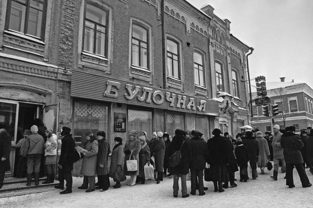 Очередь за хлебом. Пермь. Январь 1992 года. Фото: Анатолий Седельников / ТАСС 