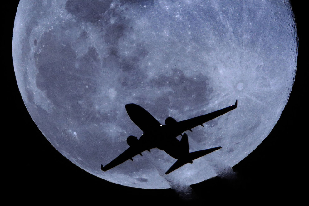 Луна и самолет