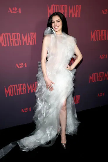 Энн Хэтэуэй появилась на публике в полупрозрачном платье актриса, Хэтэуэй, посетила, ХэтэуэйЭнн, Адамом, десятилетнего, сыновей, двоих, воспитывают, Супруги, Шульманом, НьюЙорке, украшений, шестилетнего, ювелирных, дизайнером, актёром, замужем, МехикоС, Сеуле