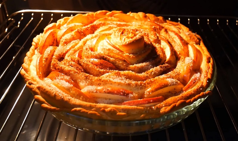 Тесто после духовки. Дрожжевой пирог с яблоками. Яблочный пирог из дрожжевого теста. Яблочный пирог в духовке.