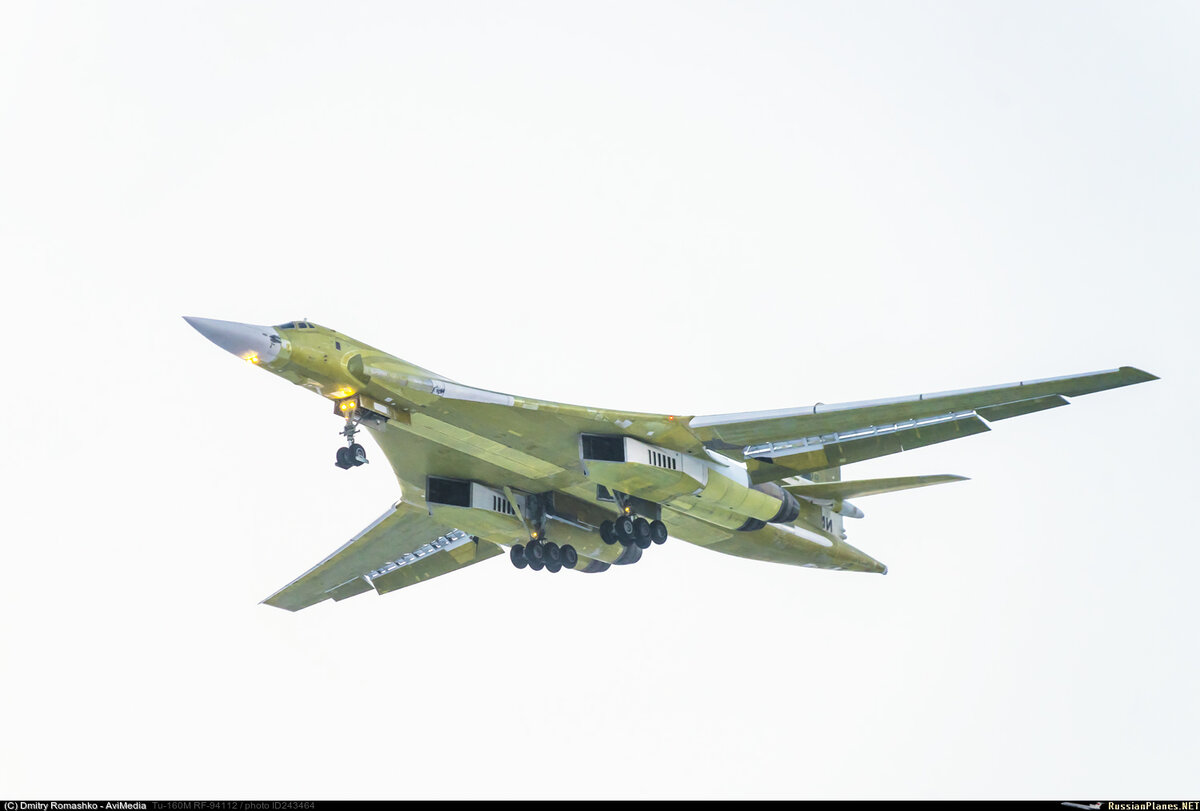 В полёте модернизированный сверхзвуковой ракетоносец-бомбардировщик Ту-160М. Фото: Дмитрий Романенко.