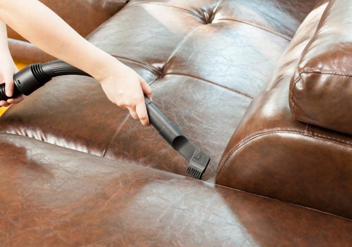 Тщательно вычищайте каждый уголок и складочку дивана / Фото: severdv.ru