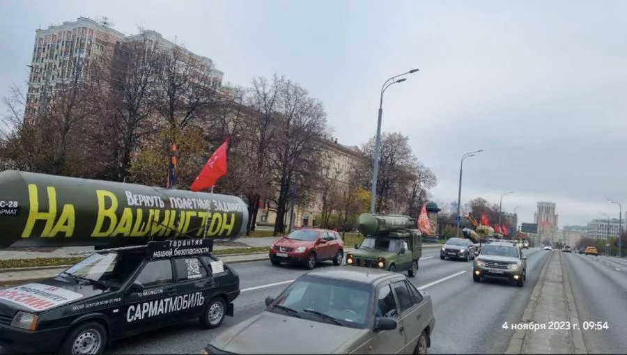 В Москве проходит пробег сарматмобилей с макетом ракеты и надписью «На Вашингтон»