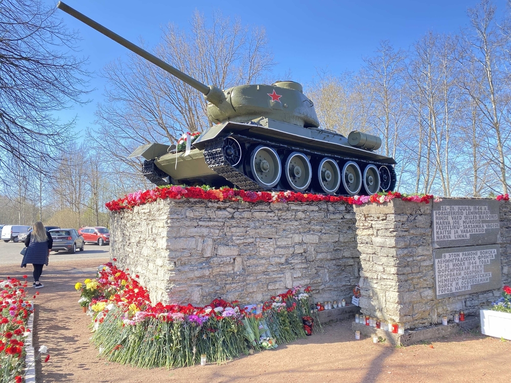 Сотни жителей Нарвы вышли на защиту памятника советскому танку Т-34