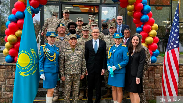 Тонкий баланс Казахстана играет на пользу России