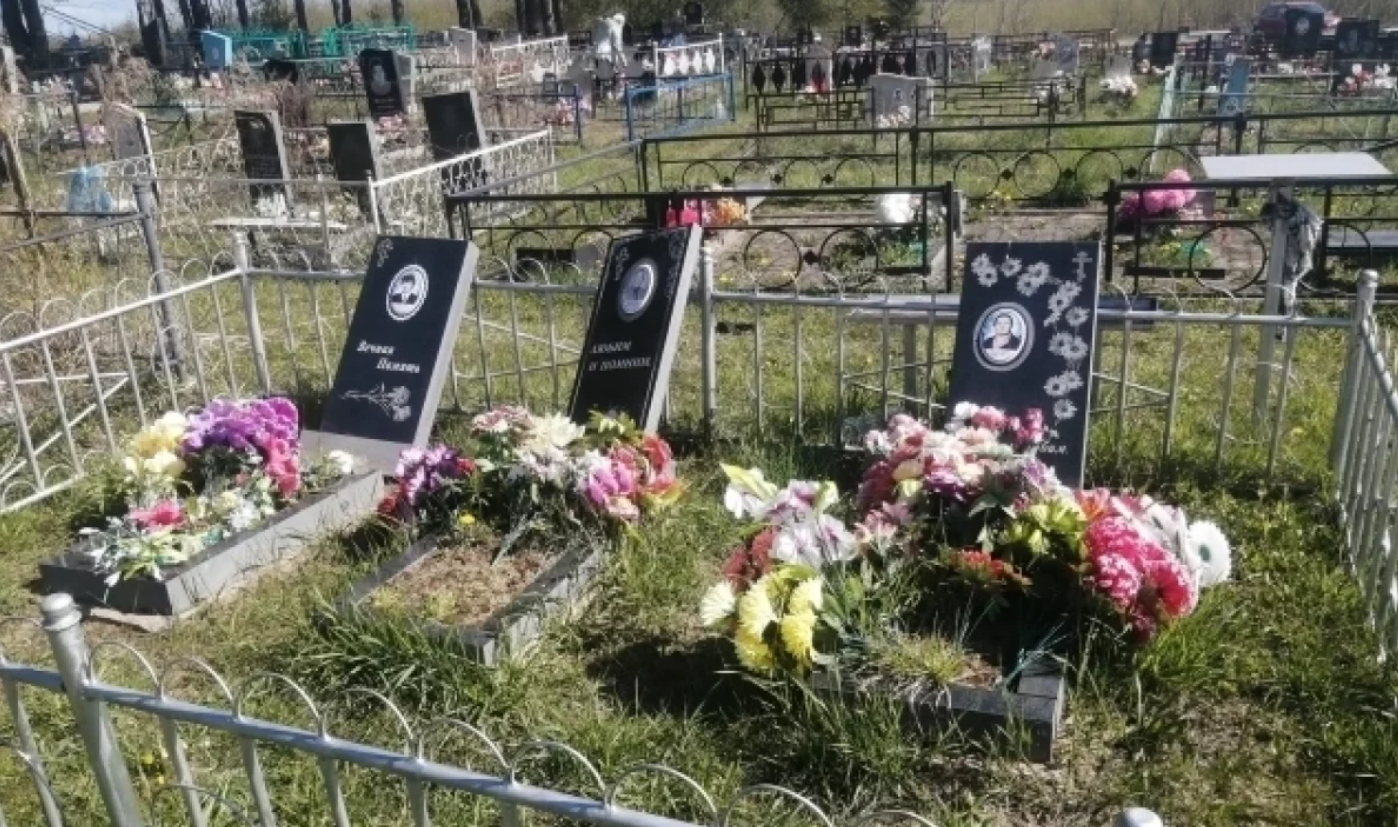 Трое школьников разгромили кладбище под Вологдой без внятных причин