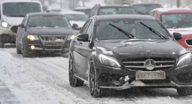 Кому надо уступить, если одна машина едет «на стрелку», а вторая — на основной сигнал светофора Кому надо уступить, если одна машина едет «на стрелку», а вторая — на основной сигнал светофора Автомобили