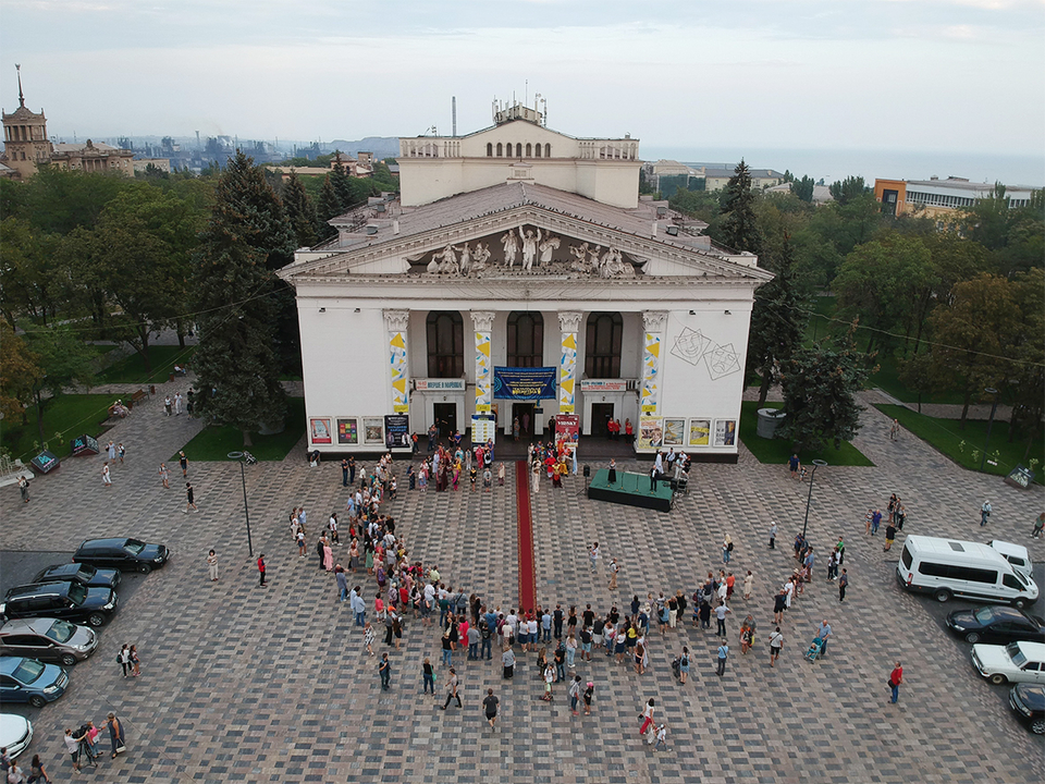 Театр в мариуполе фото