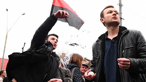 Участники акций в защиту Н. Савченко забрасывают краской и яйцами посольство Российской Федерации в Киеве. Архивное фото