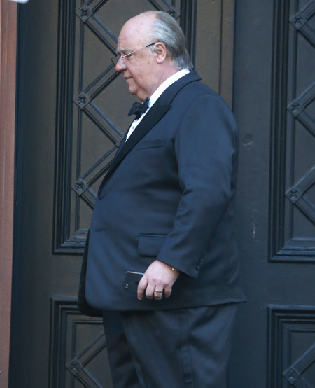 Неузнаваемые Рассел Кроу и Сиенна Миллер на съемках фильма о создателе Fox News Неузнаваемые Рассел Кроу и Сиенна Миллер на съемках фильма о создателе Fox News Кино / Кино