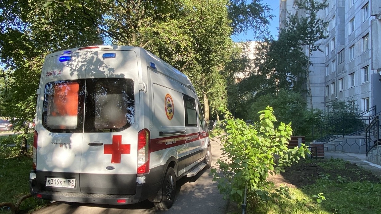 Молодой человек выпал с девятого этажа в Петербурге