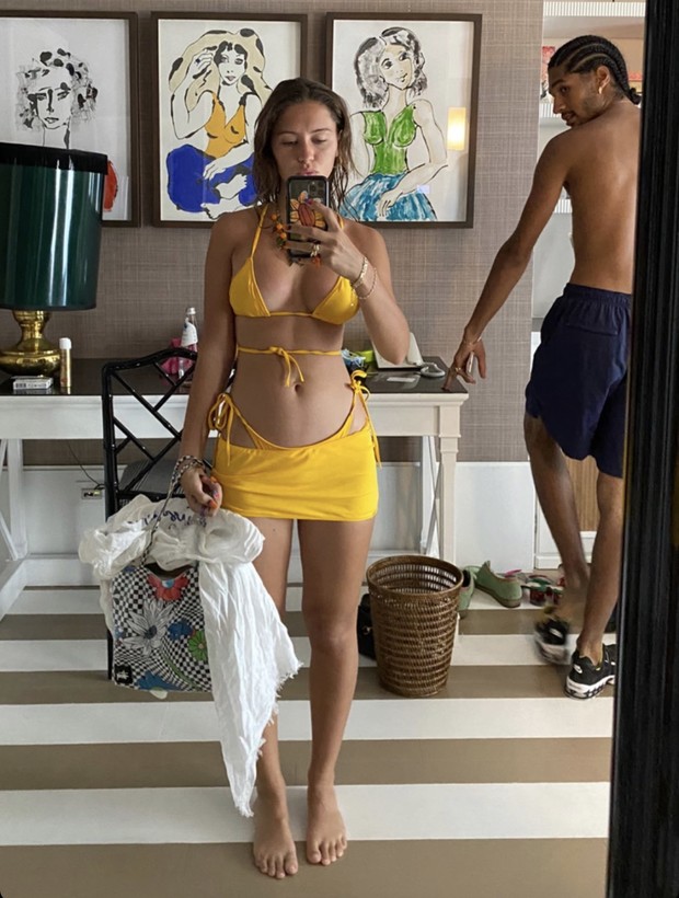 Фото №1 - В желтом бикини — днем, в желтом мини-платье — вечером: Айрис Лоу провожает лето в солнечном оттенке