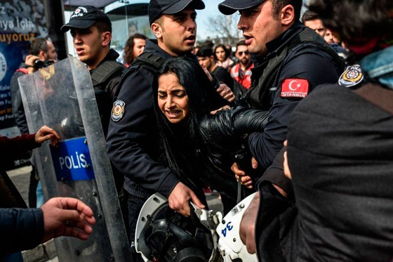 Разгон демонстрации 8 марта в Стамбуле