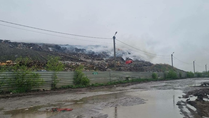 Пожар на мусорном полигоне в Новосибирске продолжают тушить