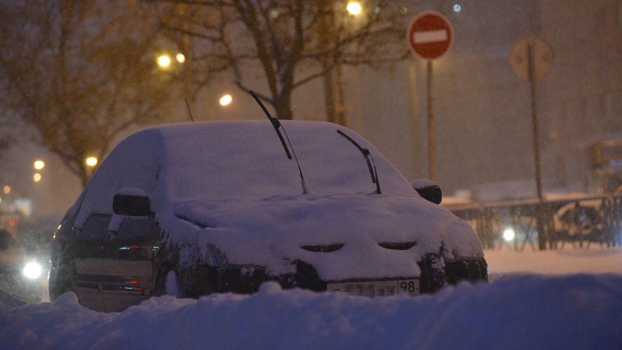 Автоэксперт Соловьев предупредил об опасности езды на неочищенной от снега машине