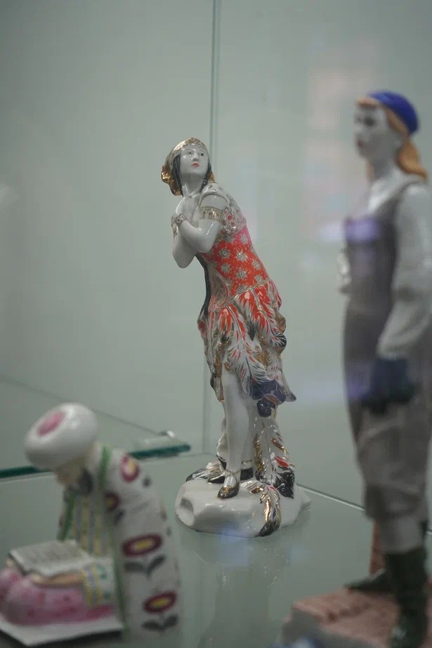 Шедевр «Жар-птица», маленькая копия балерины  Тамары Карсавиной, представлена  в экспозиции Рязанского художественного музея