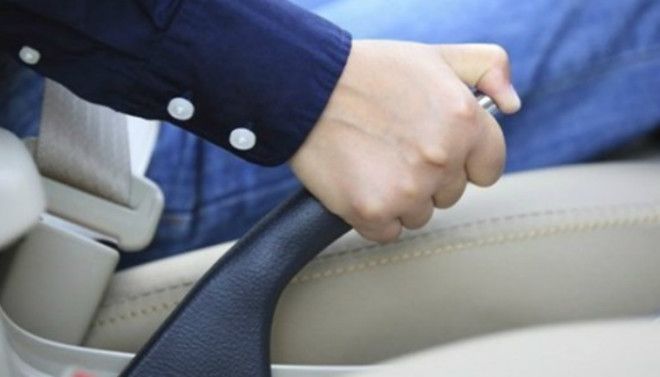 Ручной тормоз Игнорировать ручной тормоз при парковке тоже не стоит Не подвергайте двигатель и редуктор лишним нагрузкам при парковке перейдите на нейтральную передачу и дерните ручной тормоз