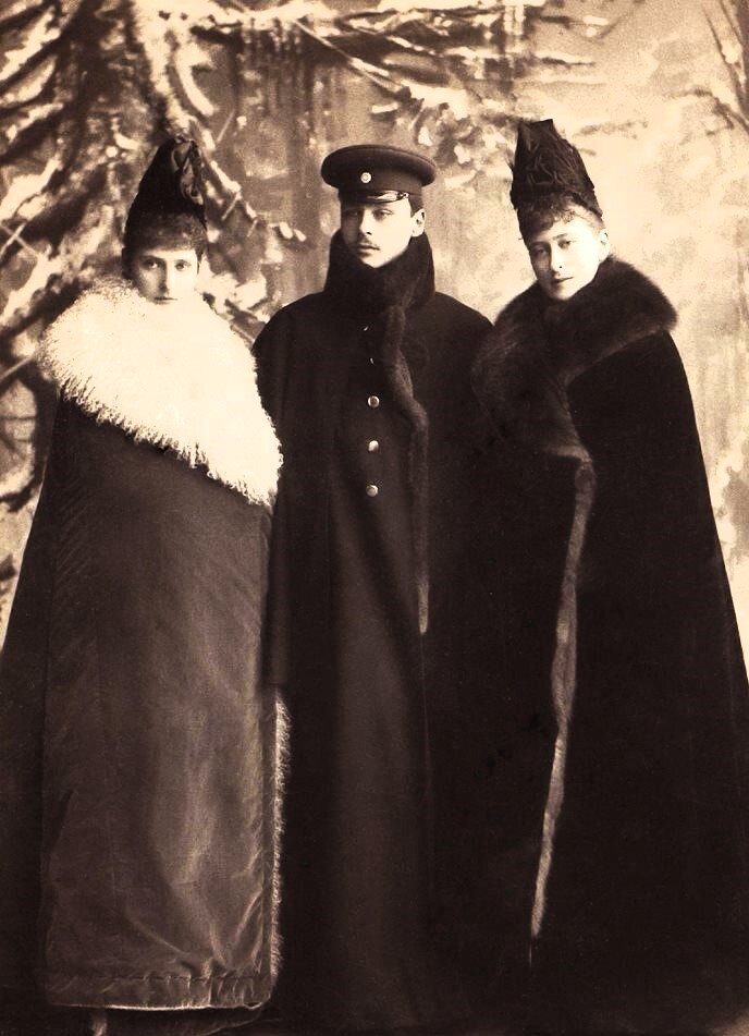 Принц Эрни с сестрами Аликс (слева) и Эллой (справа), 1889 год 