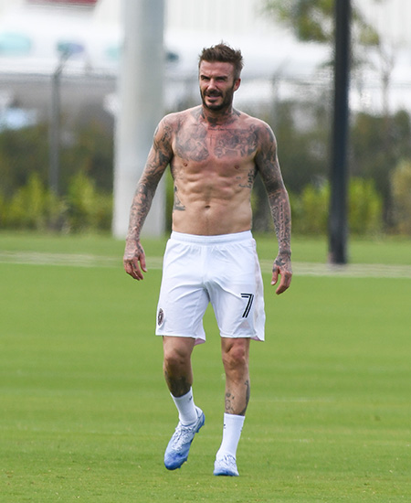 Коронавирусу вопреки: Дэвид Бекхэм сыграл на опустевшем из-за пандемии стадионе с сыновьями Коронавирусу вопреки: Дэвид Бекхэм сыграл на опустевшем из-за пандемии стадионе с сыновьями Дети,Дети знаменитостей