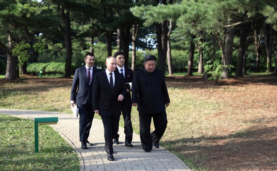 Президент России Владимир Путин впервые за 24 года прибыл с официальным визитом в КНДР. По этому случаю власти устроили в северокорейской столице настоящий праздник.-5