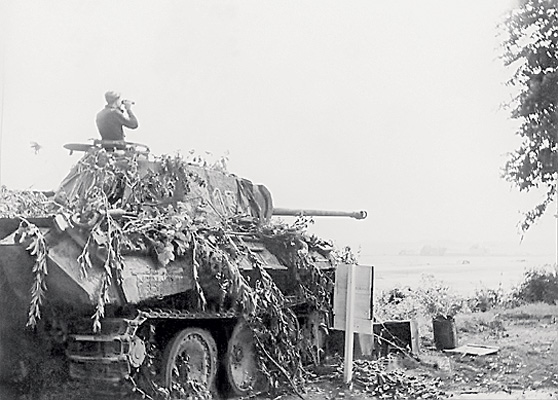 Во внешнем облике немецкого танка нового поколения Pz V Panther можно было увидеть черты схожести с Т-34. Прежде всего это углы наклона брони корпуса и башни, использование больших катков ходовой части и широкие гусеницы.