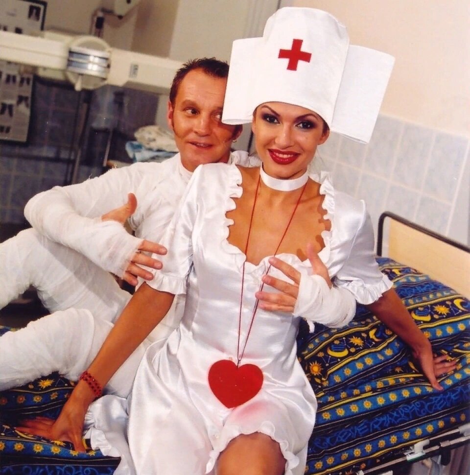 Острую красотку Эвелину мы впервые увидели еще в 1990-е годы, когда она играла в «Масках-шоу» роль соблазнительной легко одетой медсестры.-2