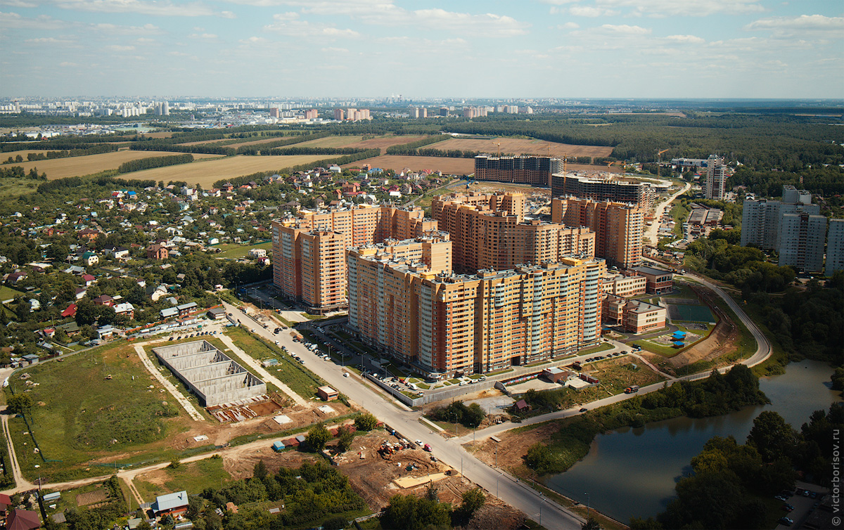 Полёт на вертолёте вдоль МКАД на юге Москвы