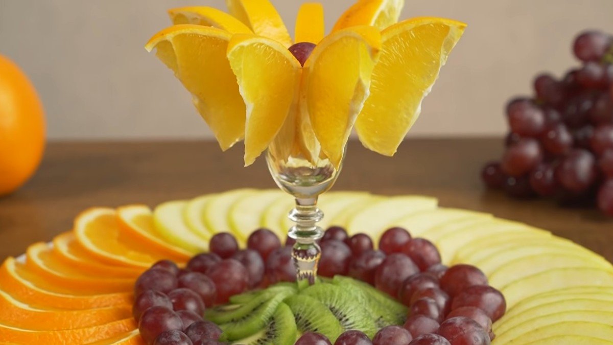 Фруктовая тарелка с цитрусовыми: 5 идей для красивой подачи нарежьте, Выложите, пополам, кусочки, тарелки, ломтиками, тонкими, центр, стороны, цветок, выложите, фрукты, одной, половинки, апельсина, Разрежьте, винограда, праздничный, Сбрызните, половины