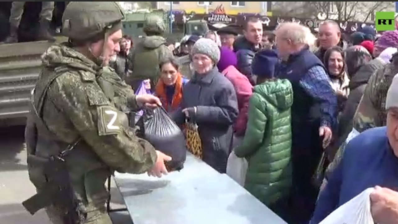 Российские военные раздали в городе Алешки под Херсоном более десяти тонн гумпомощи Общество