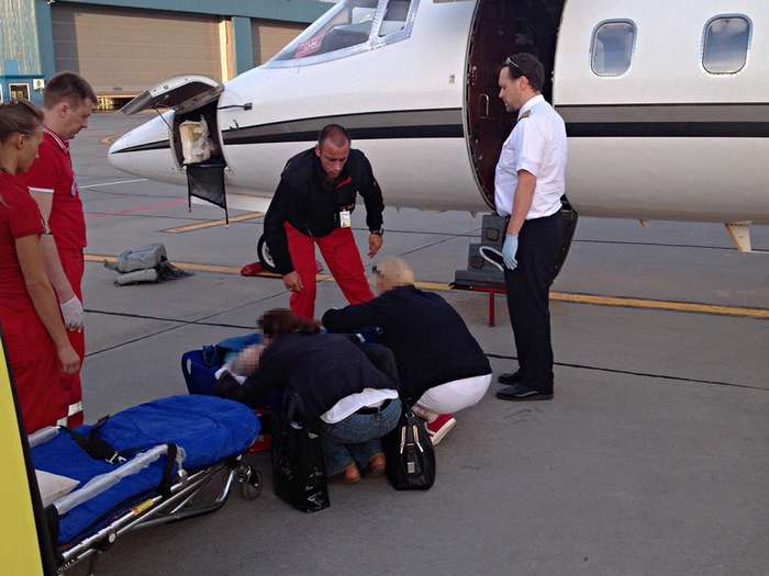 Как перевозят больных людей в самолёте