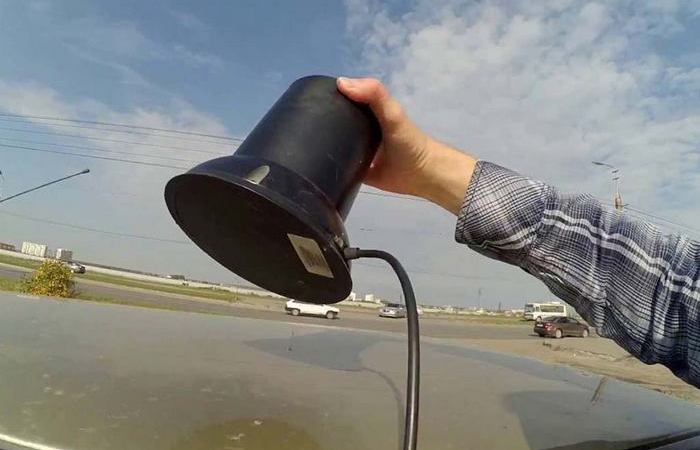 Черная мигалка на крыше автомобиля: нужно ли уступать в потоке такому авто