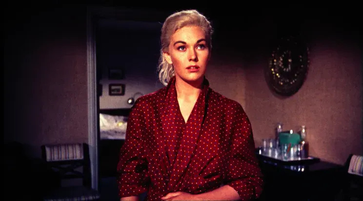 Секс-символ Голливуда Ким Новак выступила против того, чтобы Сидни Суини сыграла её в байопике — потому что та слишком 