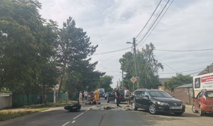 В Краснодаре в ДТП с легковушкой пострадал мотоциклист: увезли на скорой