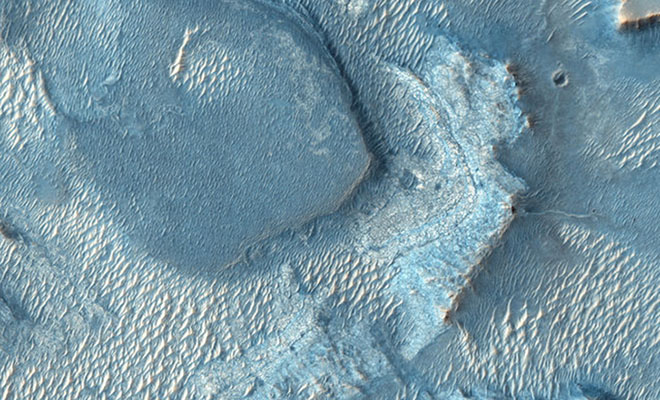 На Марсе разглядели голубые «волны», похожие на дно реки волны, кратера, всего, несколько, Марса, метров Ученые, размера, среднего, Структуры, барханах, песчаных, предположили, большие, примерно, поперечными, собираются, метров, пространством, разделены, гребней